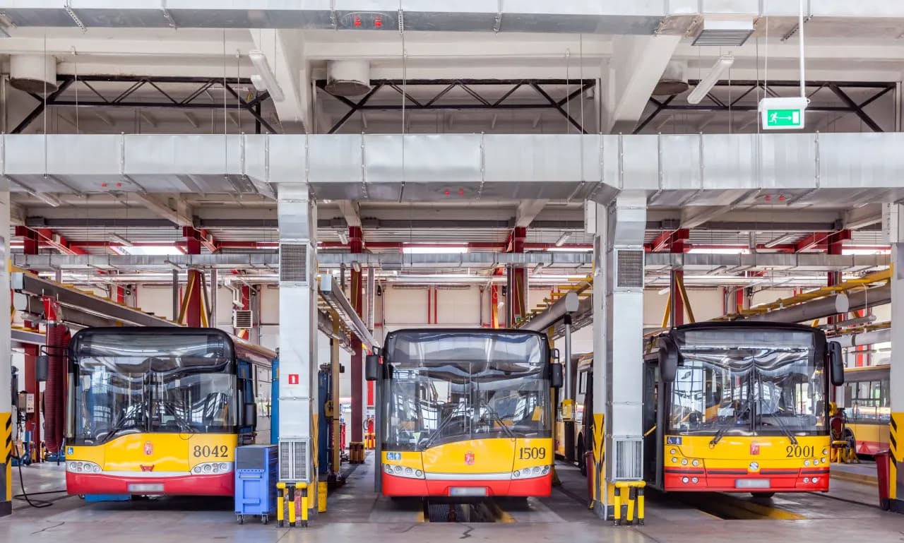 Skąd odjeżdża Halobus w Warszawie? Pewny start z Centrum 02!