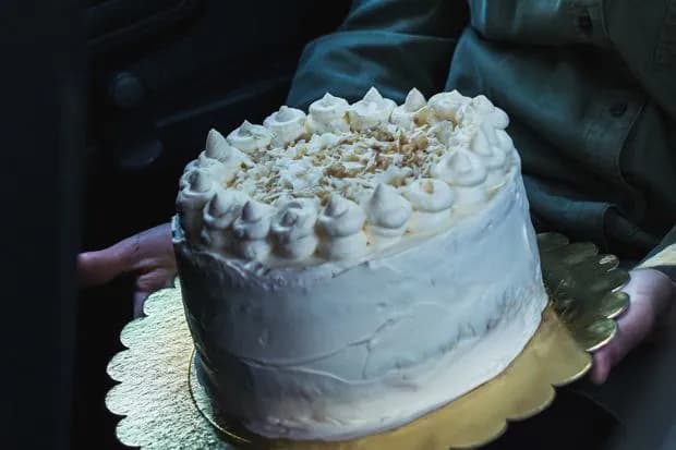 Jak bezpiecznie przewieźć tort? Sprawdzone metody krok po kroku